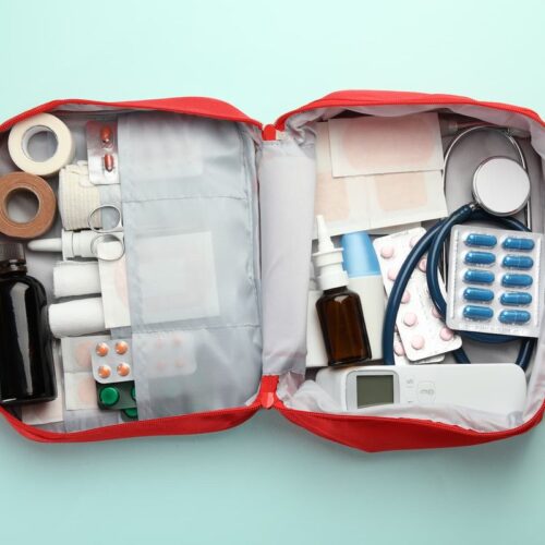 Trousse de premiers secours de voyage ouverte, médicaments et matériel rangés par compartiments